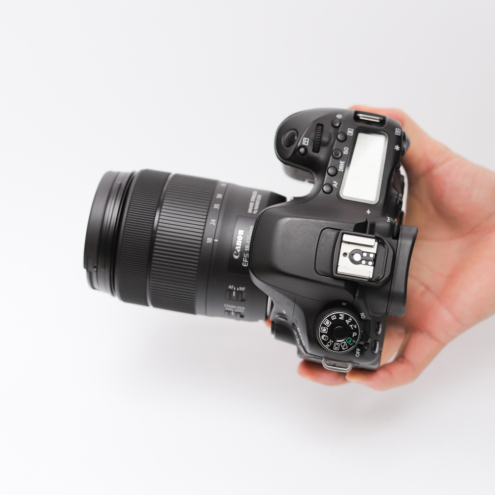 Combo Canon EOS 80D + Canon EF-S 18-135mm f/3.5-5.6 IS USM Nano bán chuyên, hiệu năng mạnh mẽ.