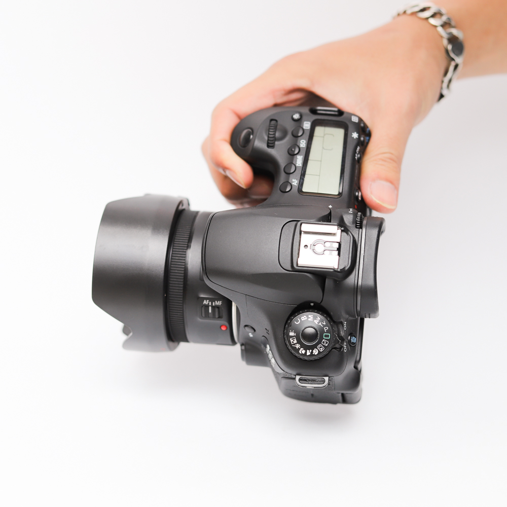 Combo Canon EOS 60D + Canon 50mm f1.8 STM chụp chân dung giá phổ thông.