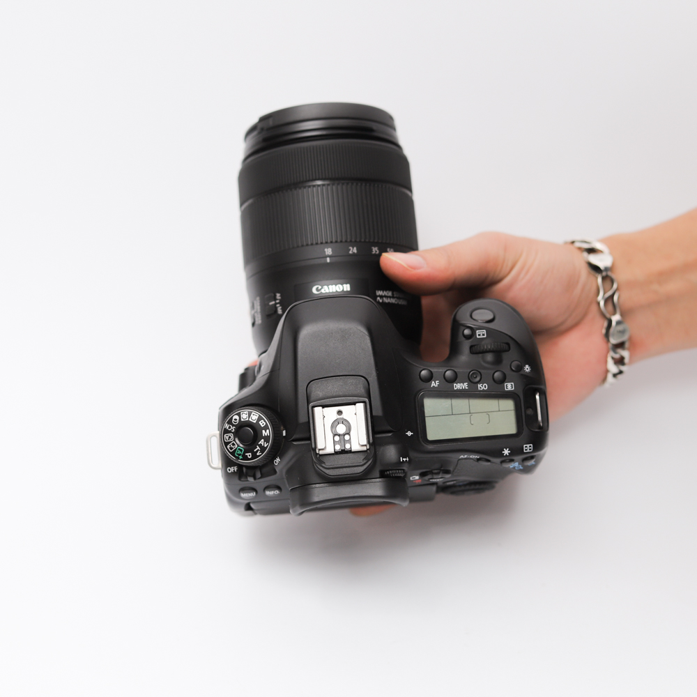 Combo Canon EOS 80D + Canon EF-S 18-135mm f/3.5-5.6 IS USM Nano bán chuyên, hiệu năng mạnh mẽ.