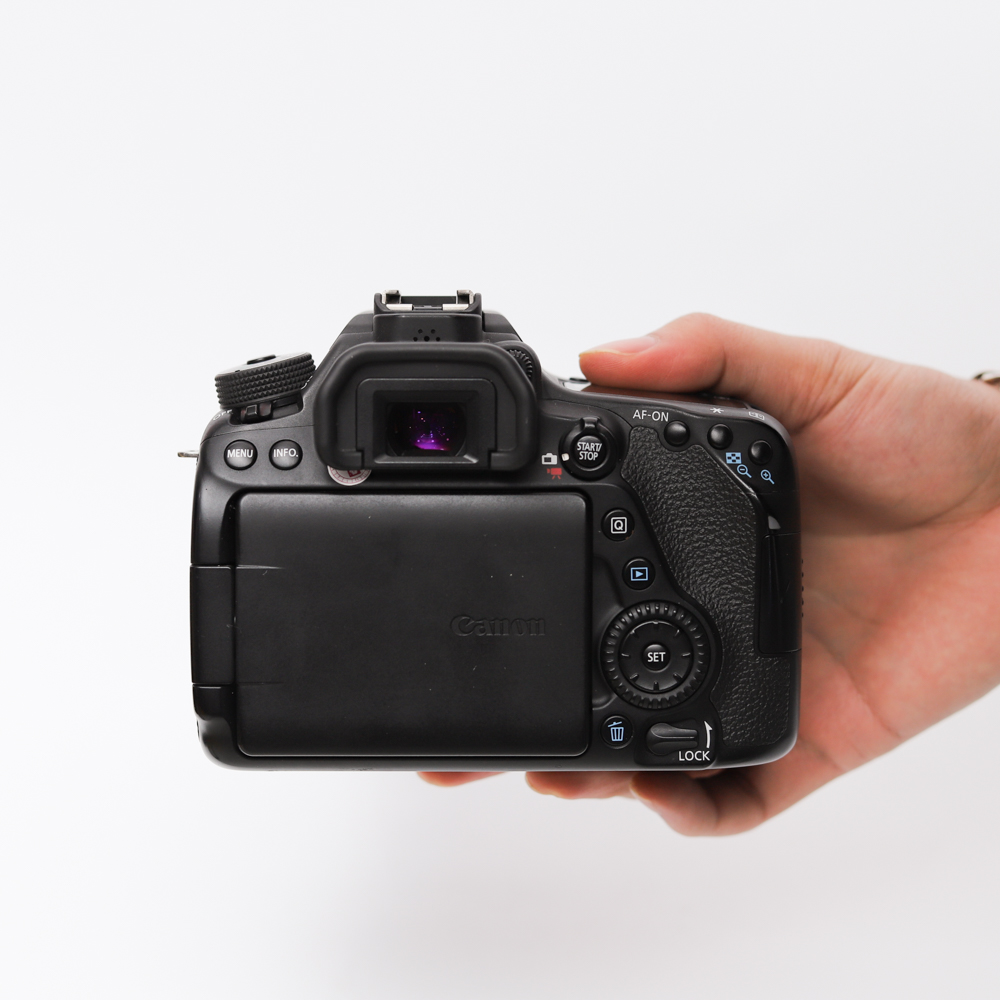 Combo Canon EOS 80D + Canon EF-S 18-135mm f/3.5-5.6 IS USM Nano bán chuyên, hiệu năng mạnh mẽ.