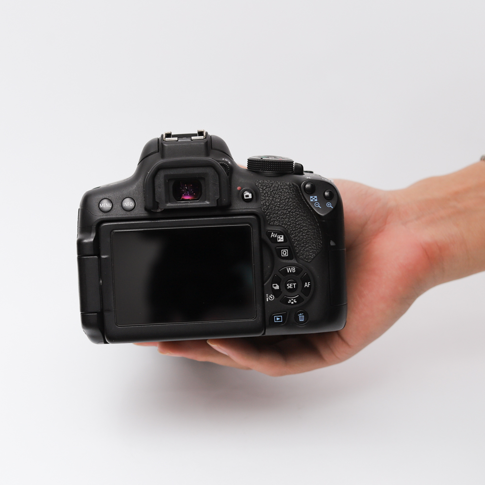 Combo Canon 750D+ Canon 18-135 F3.5-5.6 IS STM đa dụng, màn hình xoay lật, cảm ứng.