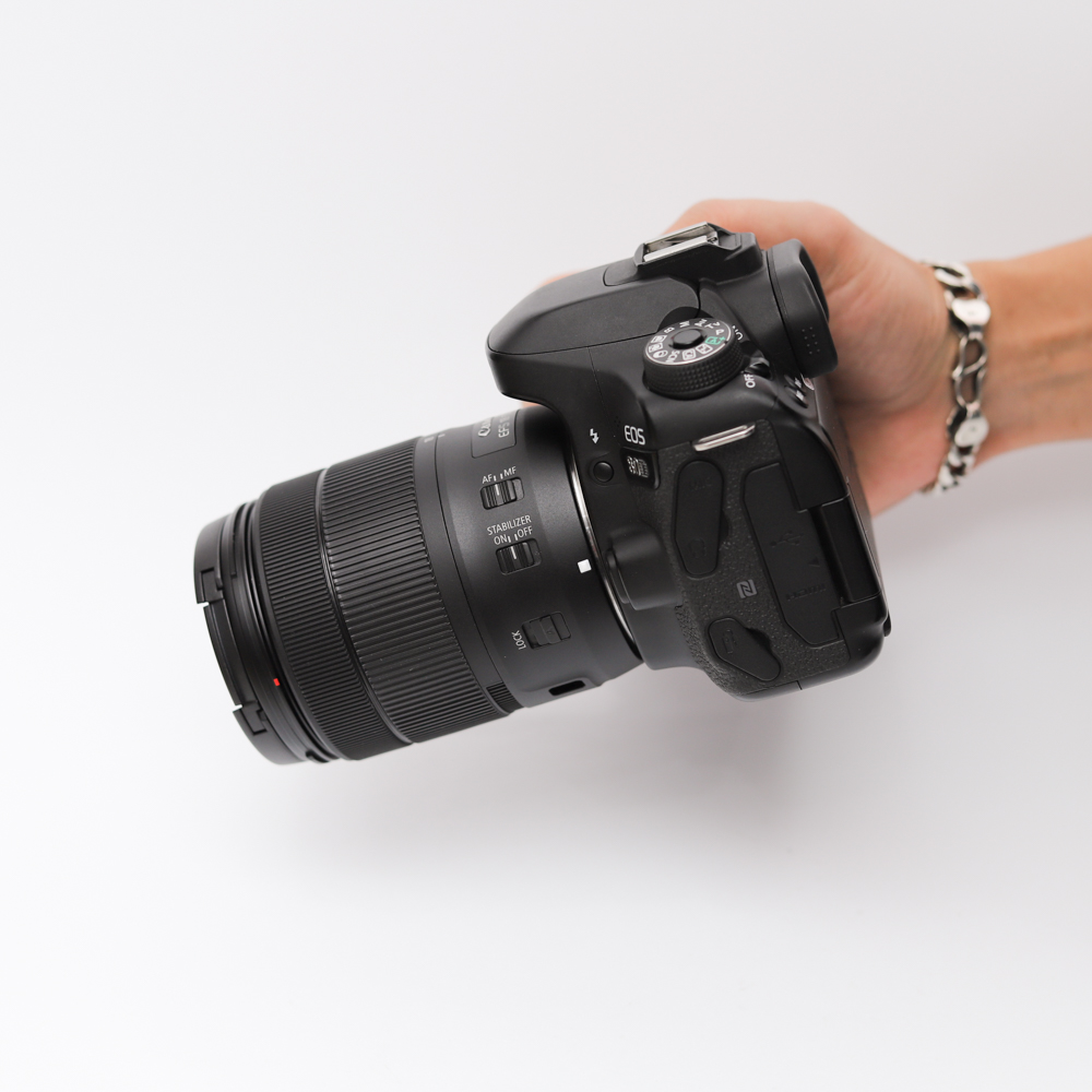 Combo Canon EOS 80D + Canon EF-S 18-135mm f/3.5-5.6 IS USM Nano bán chuyên, hiệu năng mạnh mẽ.