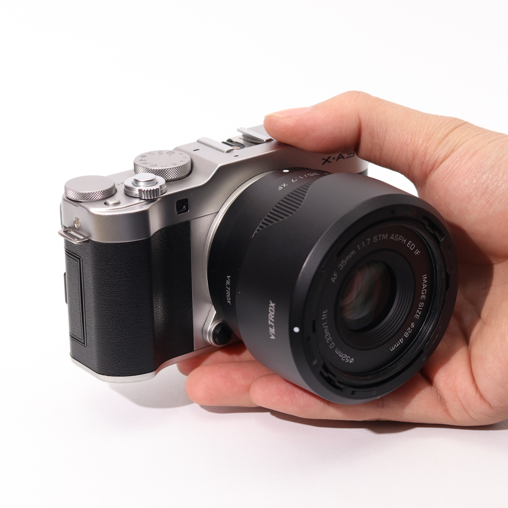 Combo Fujifilm X-A3+ Viltrox AF 35mm f/1.7 XF nhỏ gọn, đa dụng, xóa phông tốt.