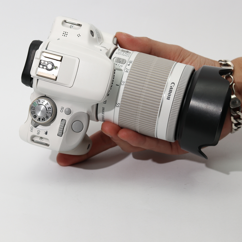 Combo Canon 100D+ Canon 18-55mm f3.5-5.6 IS STM nhỏ gọn, dễ dùng.