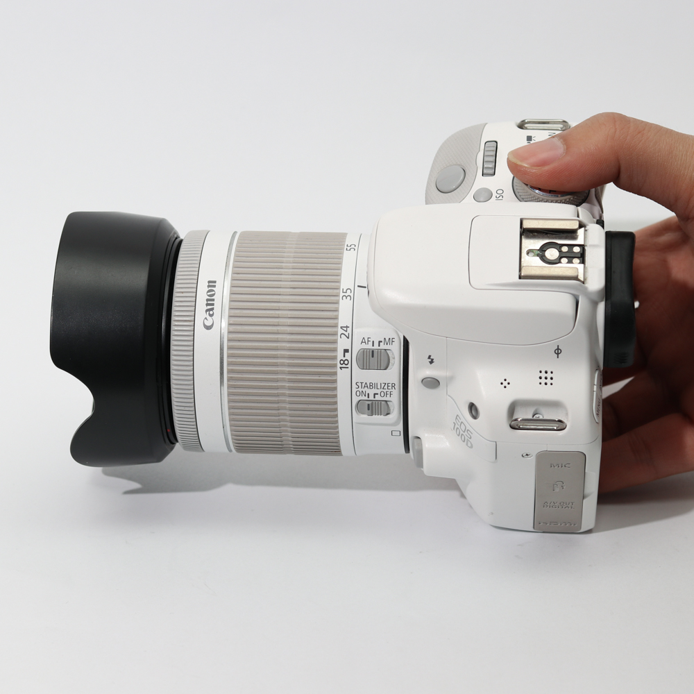 Combo Canon 100D+ Canon 18-55mm f3.5-5.6 IS STM nhỏ gọn, dễ dùng.