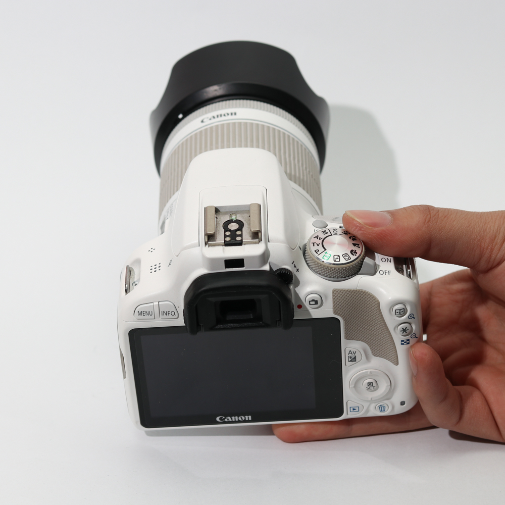 Combo Canon 100D+ Canon 18-55mm f3.5-5.6 IS STM nhỏ gọn, dễ dùng.