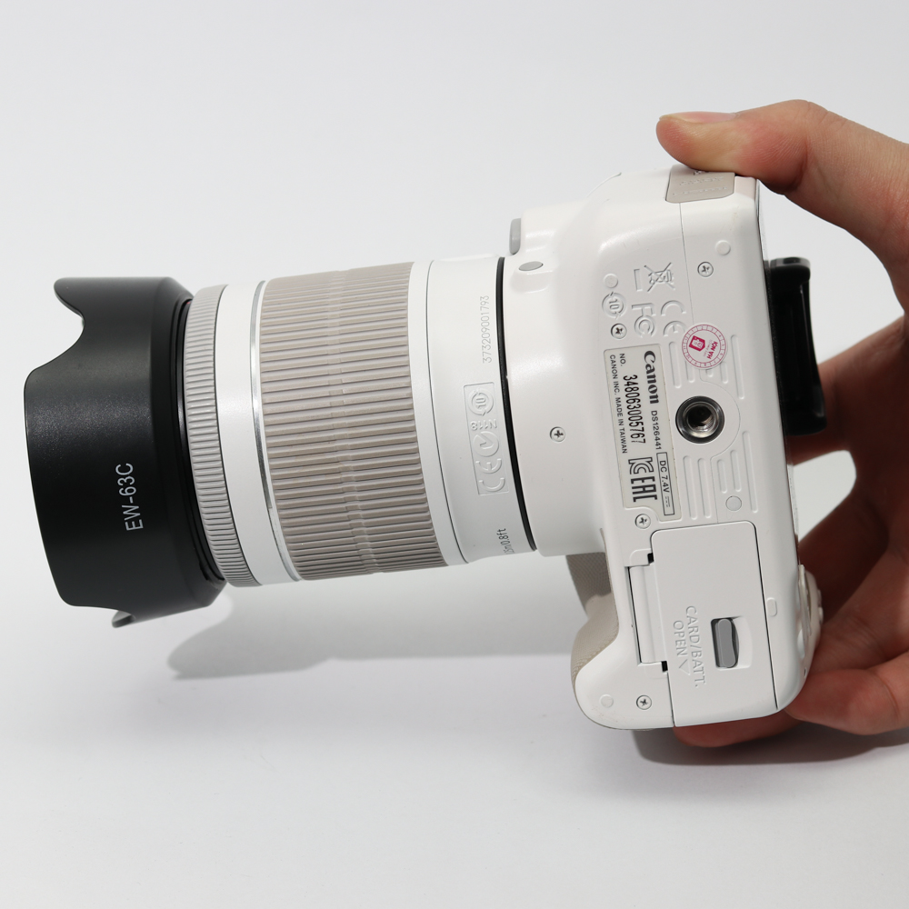 Combo Canon 100D+ Canon 18-55mm f3.5-5.6 IS STM nhỏ gọn, dễ dùng.