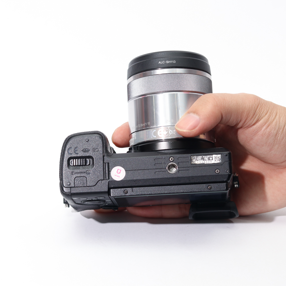 Combo Sony A6300+ Sony E 30mm f3.5 Macro quay chụp cận cảnh, sản phẩm.