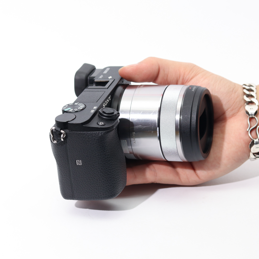 Combo Sony A6300+ Sony E 30mm f3.5 Macro quay chụp cận cảnh, sản phẩm.