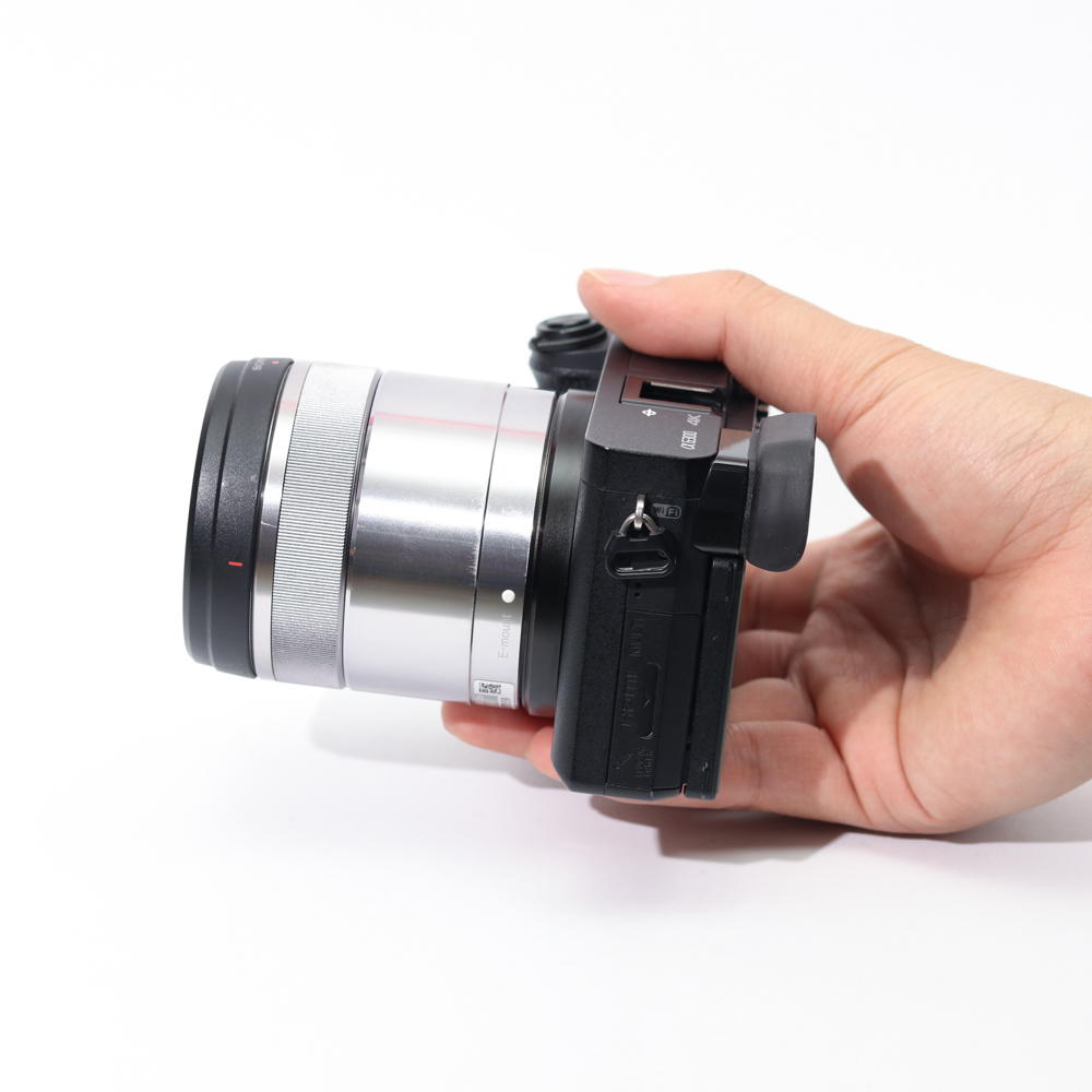 Combo Sony A6300+ Sony E 30mm f3.5 Macro quay chụp cận cảnh, sản phẩm.