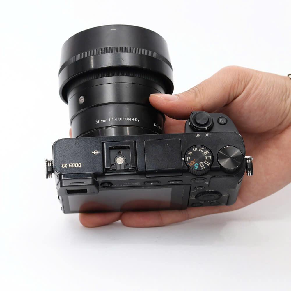 Combo Sony A6000+ Sigma 30mm F/1.4 DC DN nhỏ gọn, đa dụng, xóa phông tốt