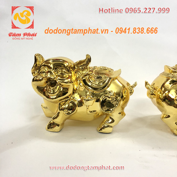 Tượng heo vàng rực rỡ. 