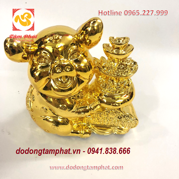 Tượng heo bắt mắt. 