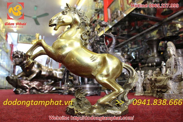 Tượng ngựa hí bằng đồng vàng kích thước 17cm x 16cm x 5.5cm