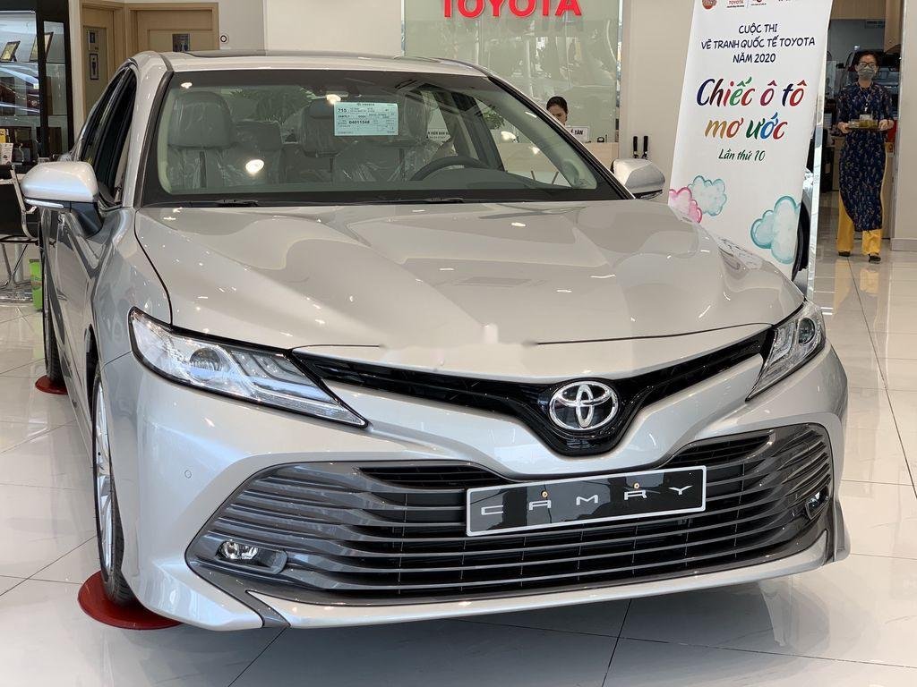 Nữ tuổi giáp tý mua xe màu gì? Mua xe Toyota Camry màu trắng hoặc xám