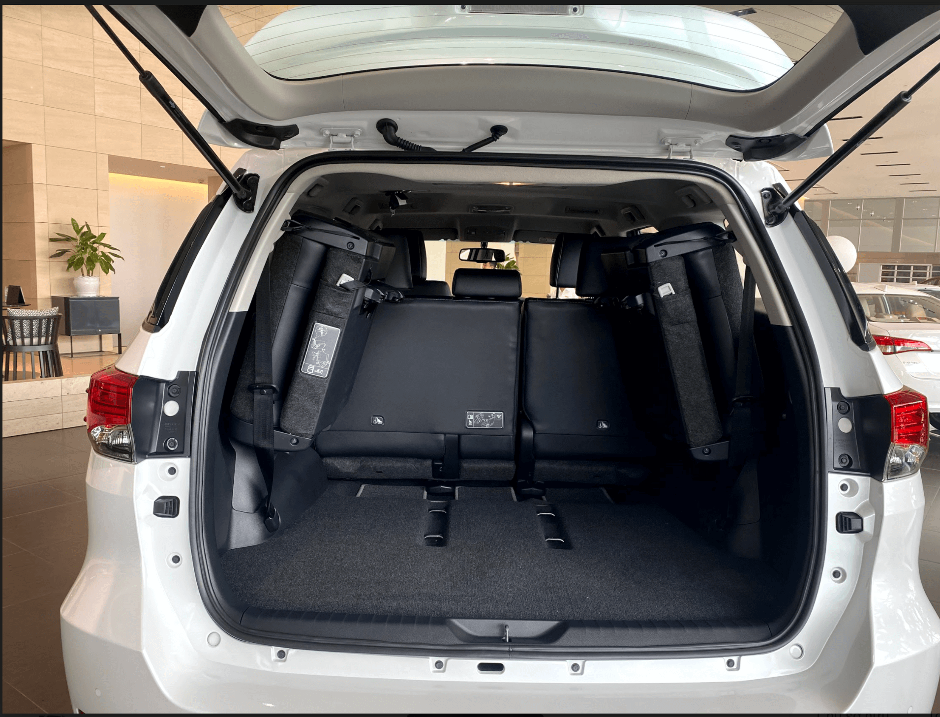 Toyota fortuner v 2020 has a spacious luggage compartment, suitable for picnics,