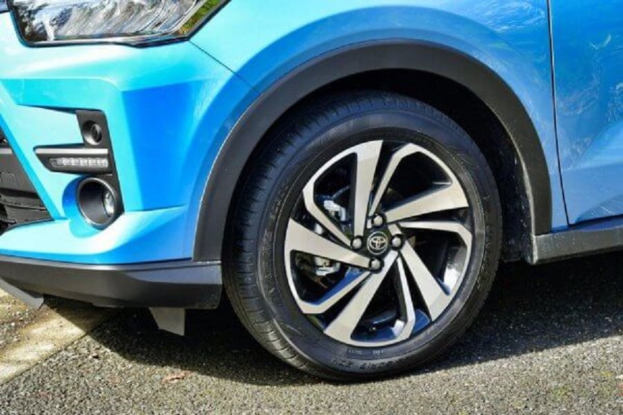 Xe toyota raize có bộ mâm 17 inch với tạo hình ấn tượng