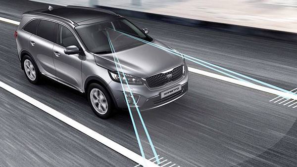 Hệ thống hỗ trợ giữ làn đường Lane Tracing Assist (LTA)