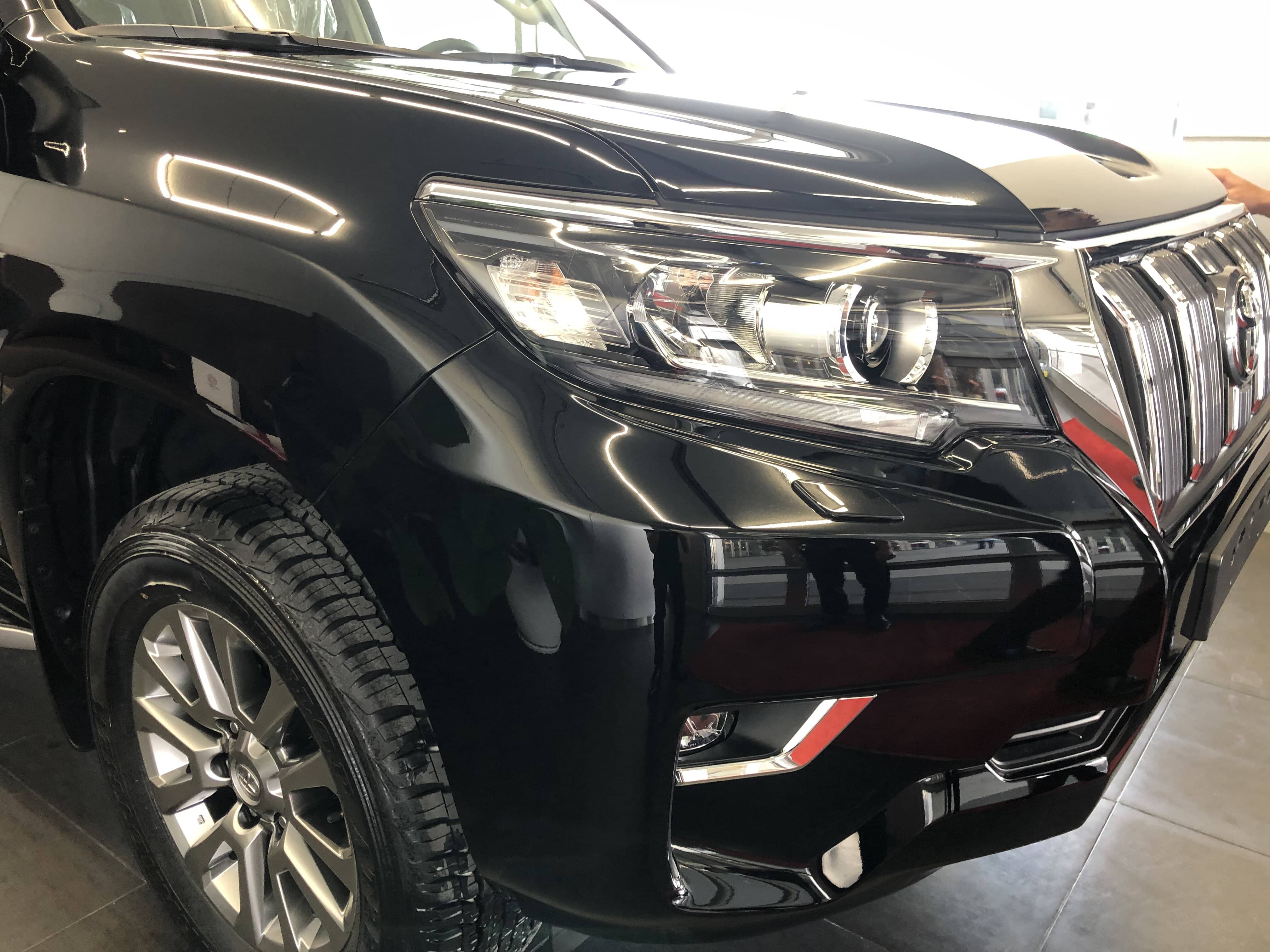 Toyota Land Cruiser Prado Da Nang has a spherical headlight system with modern LED lighting technology