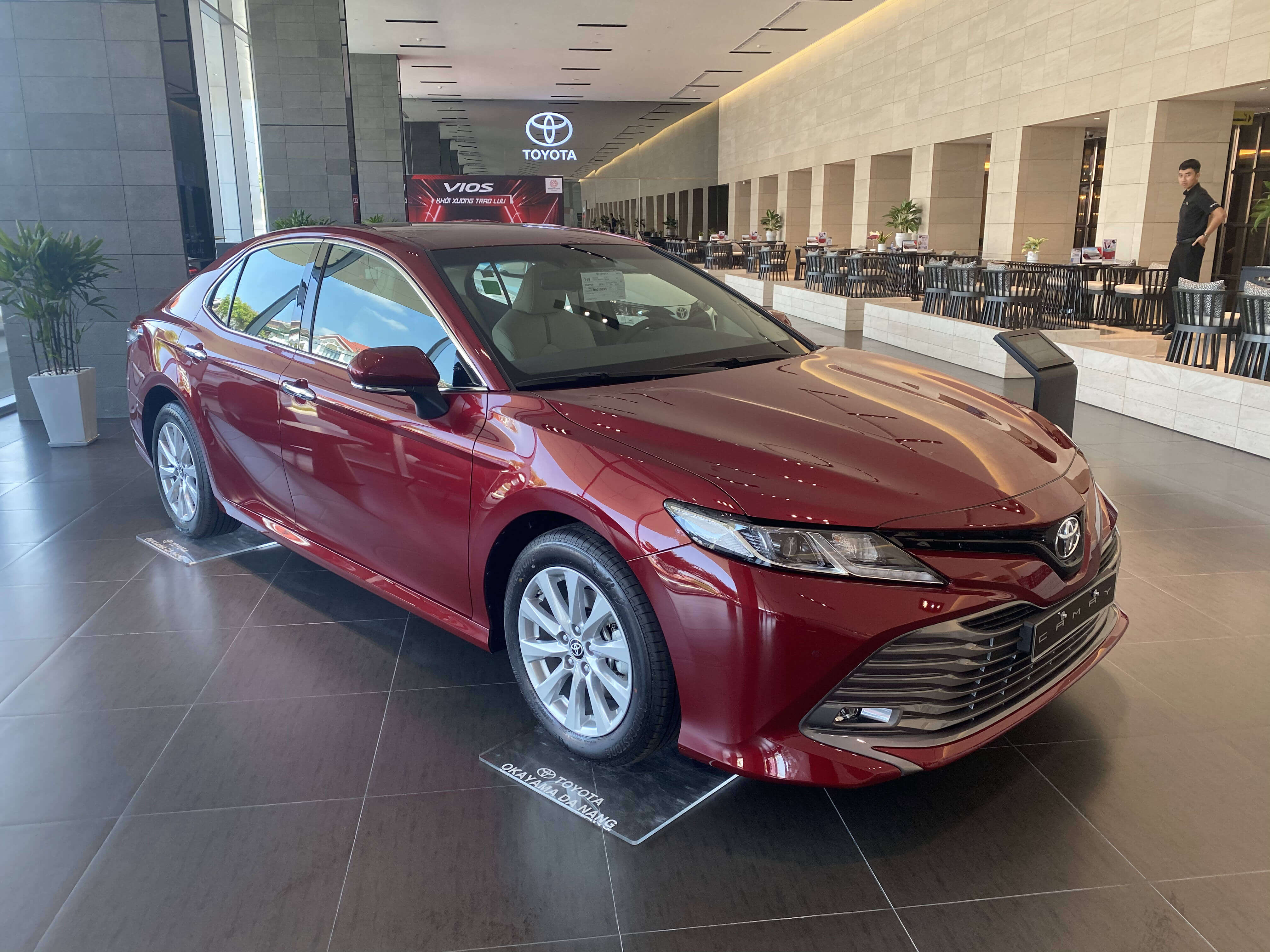 Toyota Camry Đà Nẵng tại Showroom