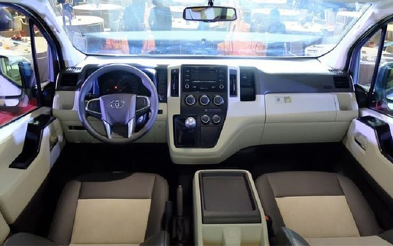 Hiace sở hữu không gian cabin rộng rãi với khu vực taplo được thiết kế tối giản