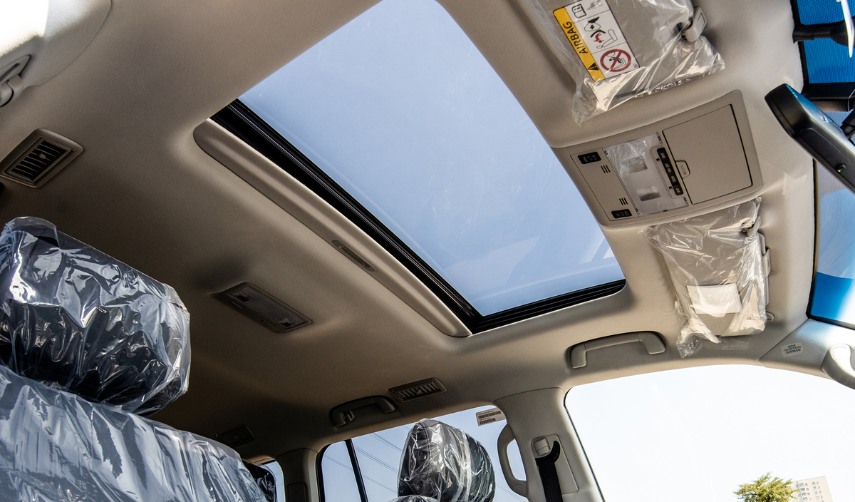 Mẫu xe toyota land cruiser 2021 được trang bị cửa sổ trời hiện đại