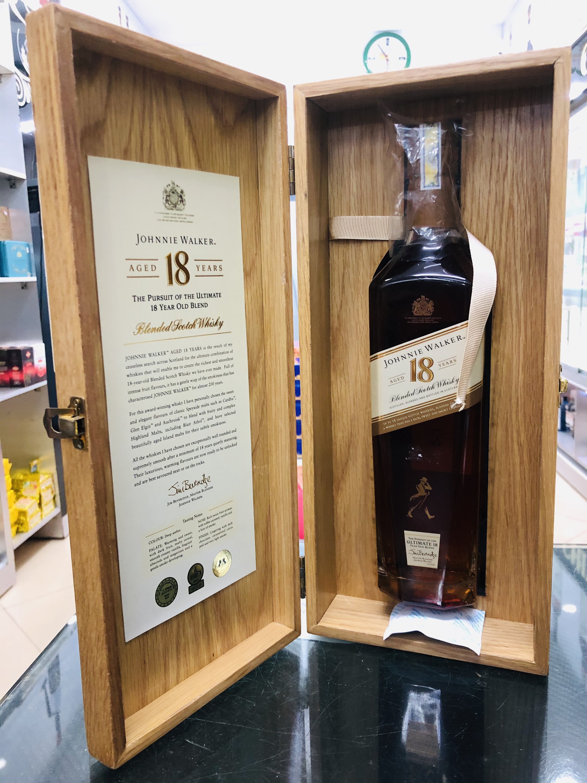 Johnnie Walker 18 Years 750ml - Phiên bản hộp gỗ sang trọng