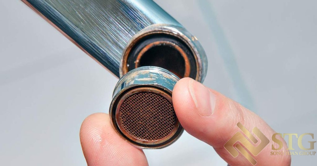 Cách Tháo Đầu Vòi Nước Rửa Bát Đơn Giản và Dễ Hiểu