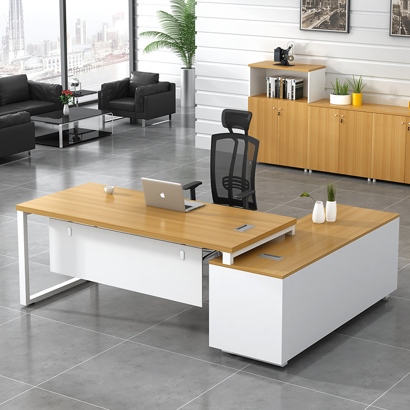 Bàn giám đốc được trang trí bằng những đồ trang trí như chậu cây, đồng hồ, bức tranh hoặc các đồ vật sành điệu để tạo nên không gian làm việc đẹp mắt và chuyên nghiệp.