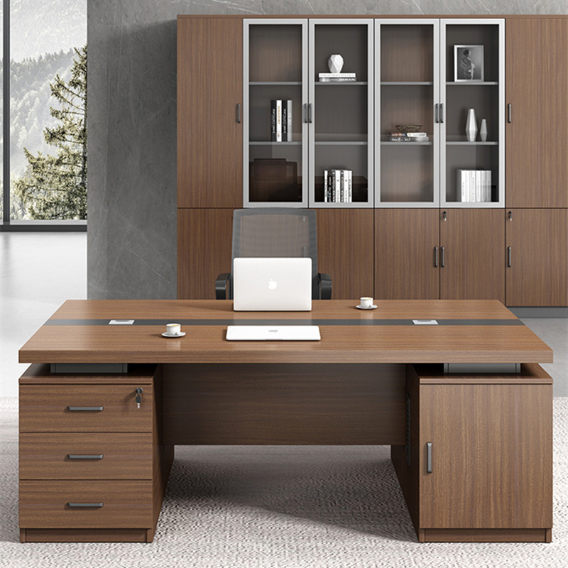 Bàn giám đốc thường được trang bị các thiết bị công nghệ như máy tính, màn hình hiển thị, điện thoại và các thiết bị điện tử khác để hỗ trợ cho công việc.