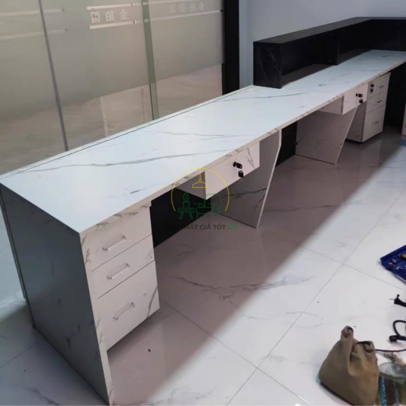 mặt sau quầy lễ tân