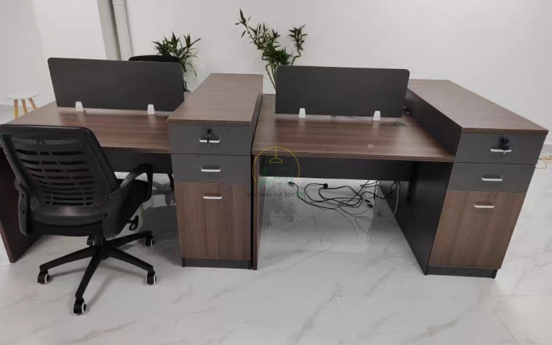 Cụm bàn làm việc 4 người có vách ngăn chân gỗ BNVG002