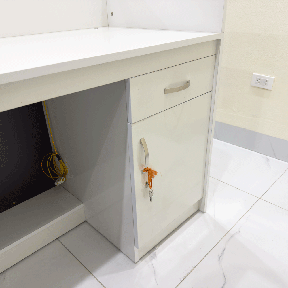 Quầy lễ tân QLTS017 - Màu trắng + chì