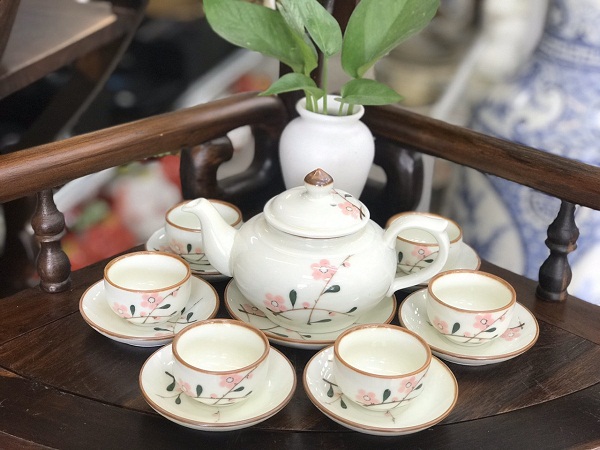 Gợi ý quà tặng văn phòng cho chị em phụ nữ nhân ngày 20/10 - Văn phòng phẩm Minaco bộ ấm chén sứ đẹp