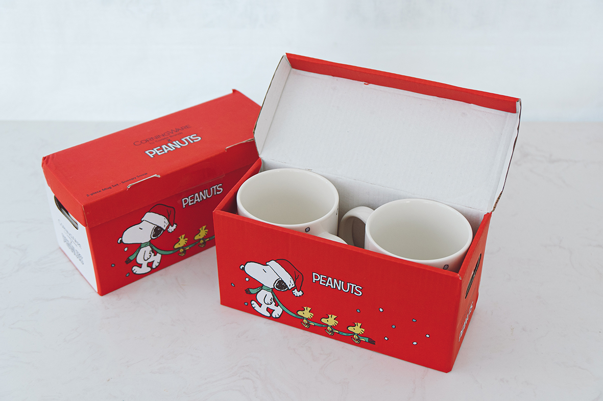 Bộ  2 cốc CORNINGWARE, in hình SNOOPY SHOW bằng Sứ xương cao cấp