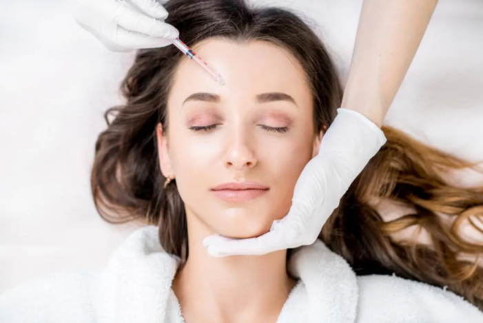 Botox có thể giúp điều chỉnh các nếp nhăn động, chẳng hạn như vết chân chim quanh mắt và các đường ngang trên trán.