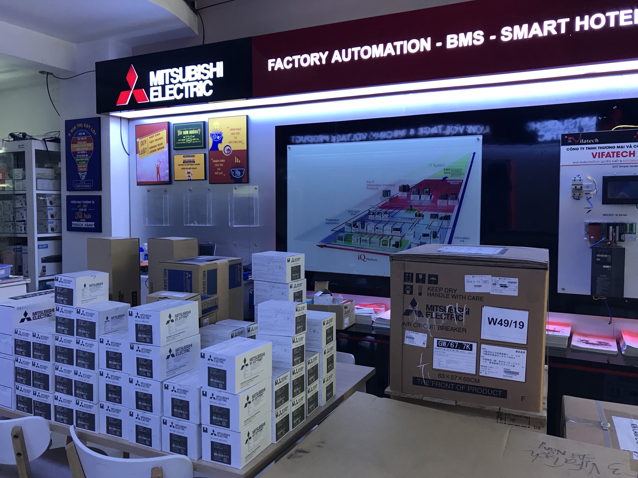 BÀN GIAO ĐƠN HÀNG THIẾT BỊ ĐIỆN HÃNG MITSUBISHI ELECTRIC