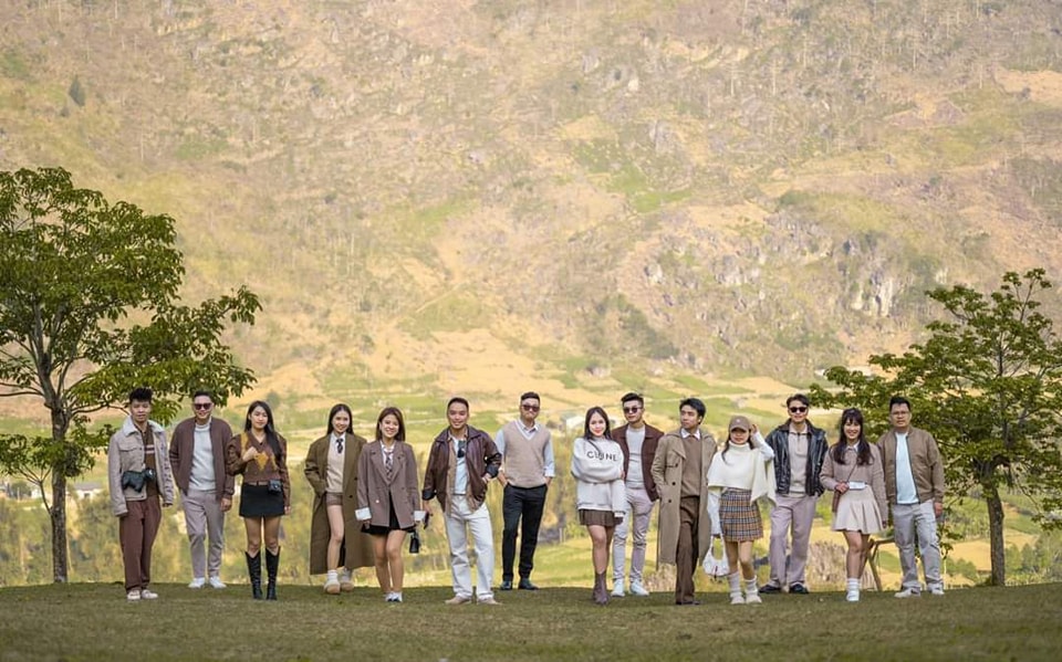 Cùng hội bạn thân