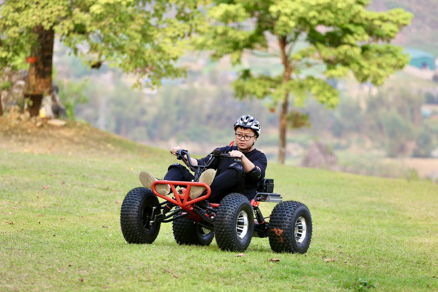 Gen Z đã đến H'mong Village là phải thử ngay: Trượt cỏ bằng xe điện – trải nghiệm mới toanh, siêu vui, siêu cháy máy! 🚘🌿🔥