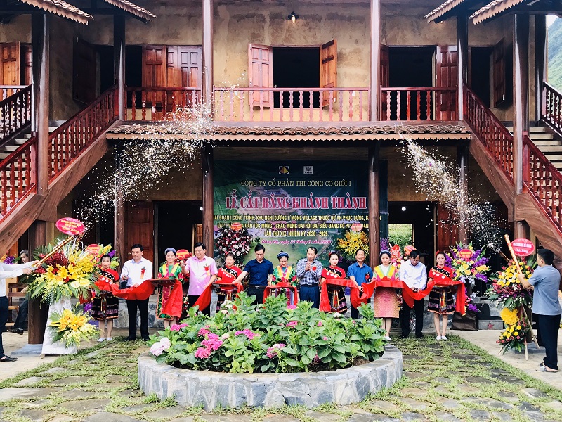 Cắt băng khánh thành dự án H’mong Village