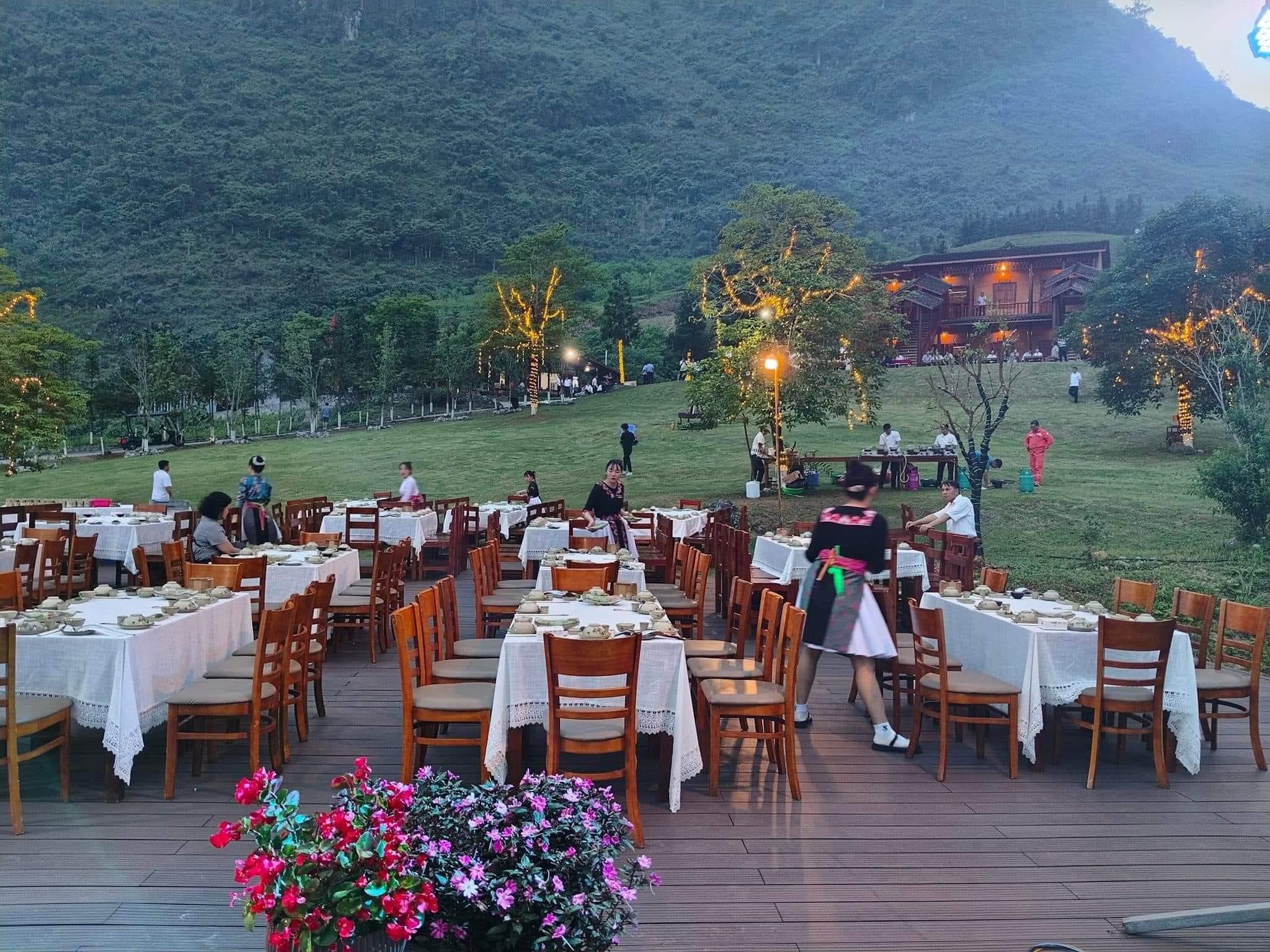 H'mong Village tổ chức tiệc ngoài trời tại sân khấu Sky Bar phục vụ du khách