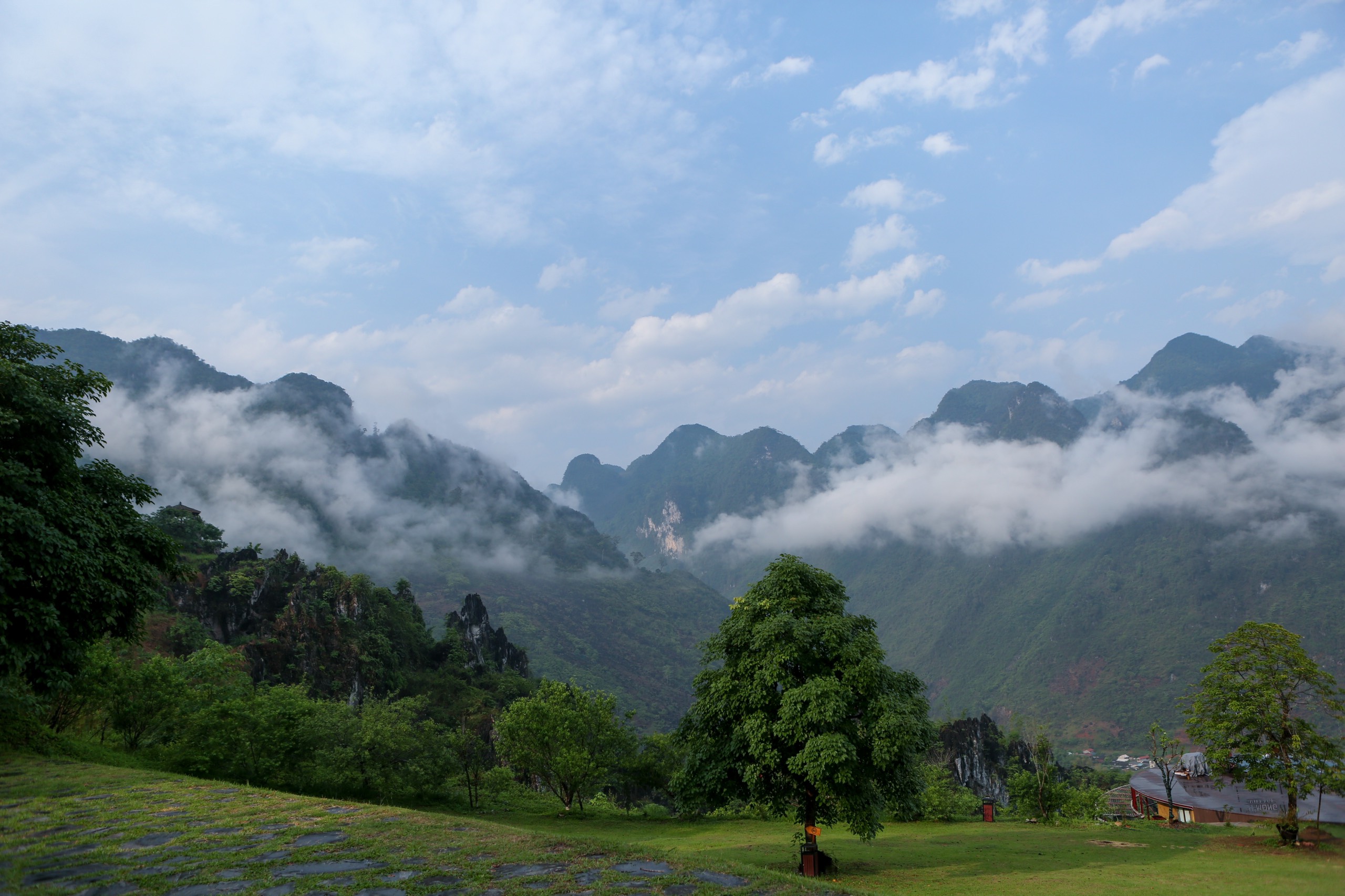 H'mong Village - Một bình minh sớm mai sau cơn mưa...