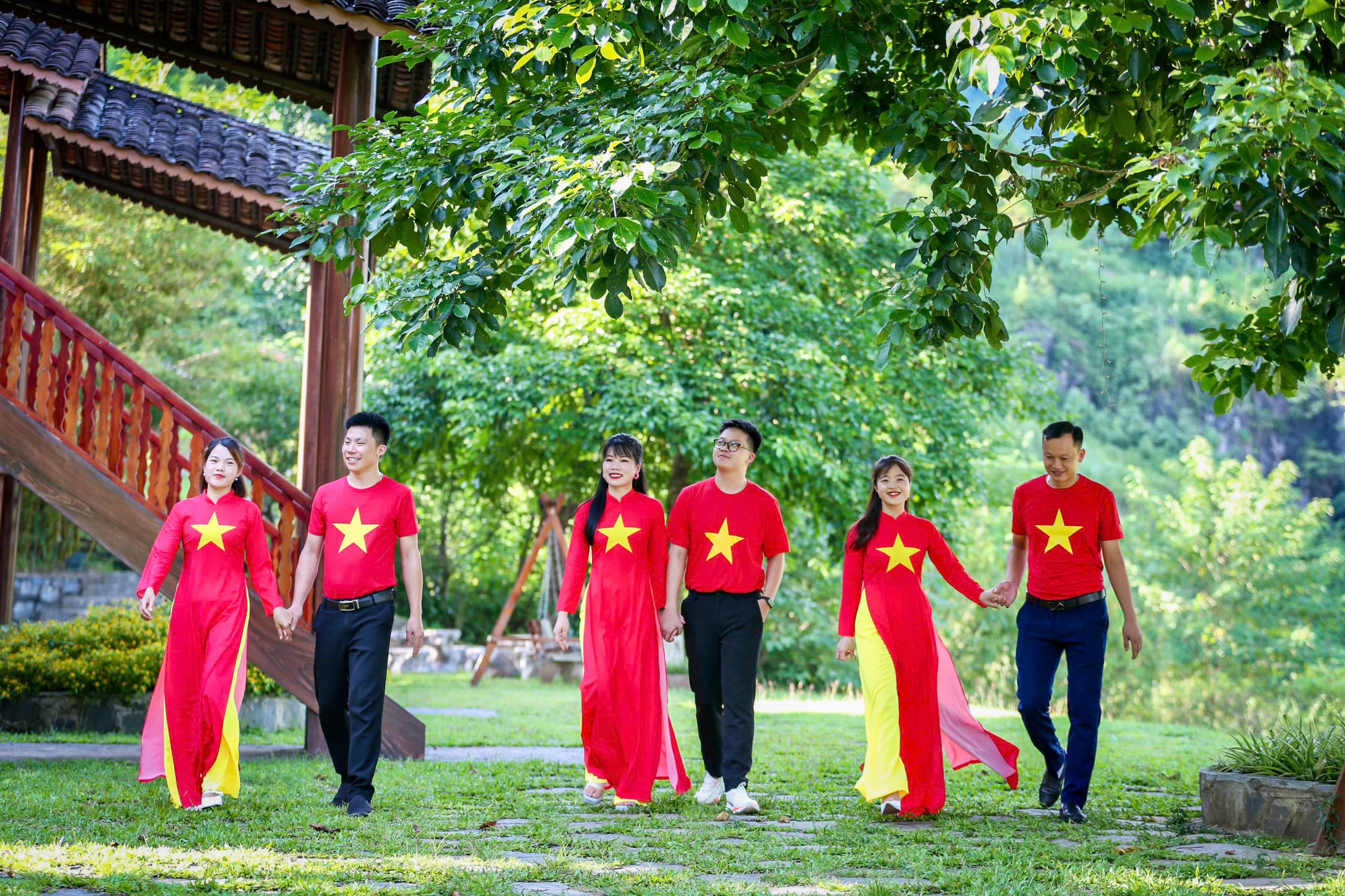 GHÉ H'MONG NGÀY QUỐC KHÁCH NHẬN QUÀ TRI ÂN LIỀN TAY