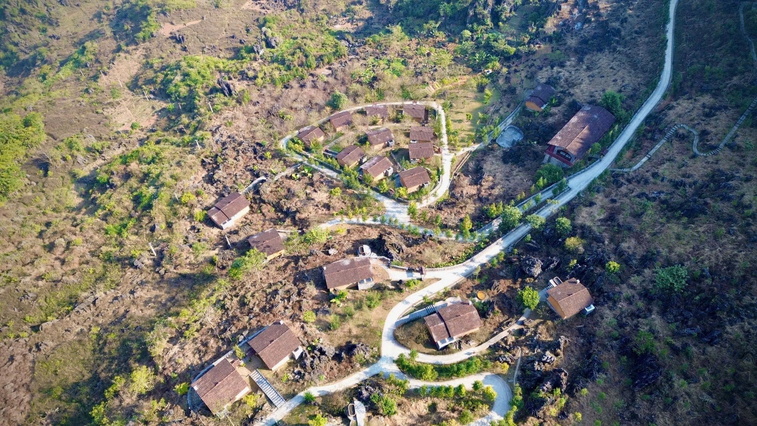 H'MONG VILLAGE NHƯ MỘT BẢN LÀNG CỔ NẰM NÉP MÌNH DƯỚI CHÂN NÚI ĐÁ DI SẢN