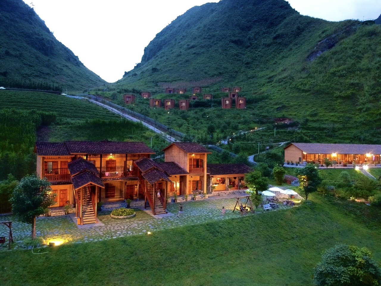 Ngôi làng nhỏ toả sáng giữa rừng xanh HMONG VILLAGE RESORT - KHU ...