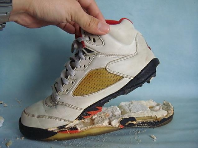 TẠI SAO GIÀY BẢO HỘ DỄ BỊ BUNG KEO?