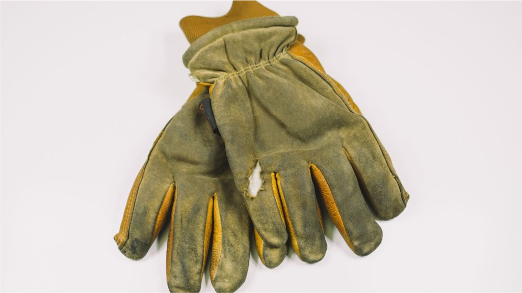 LÀM THẾ NÀO ĐỂ LÀM MỀM GĂNG TAY DA BẢO HỘ?