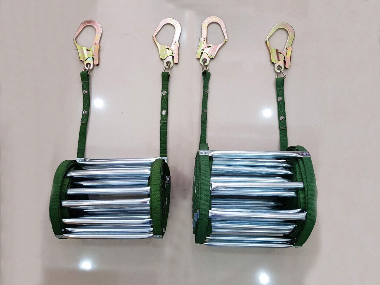 ƯU NHƯỢC ĐIỂM CỦA THANG DÂY THOÁT HIỂM