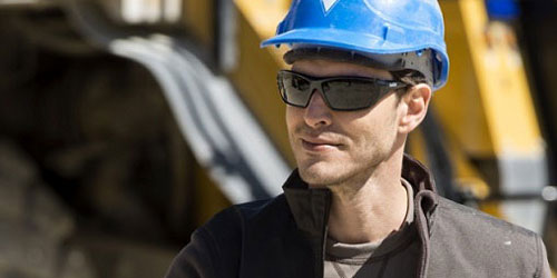 SỰ KHÁC NHAU GIỮA KÍNH BẢO HỘ LAO ĐỘNG VÀ KÍNH MẮT THỜI TRANG