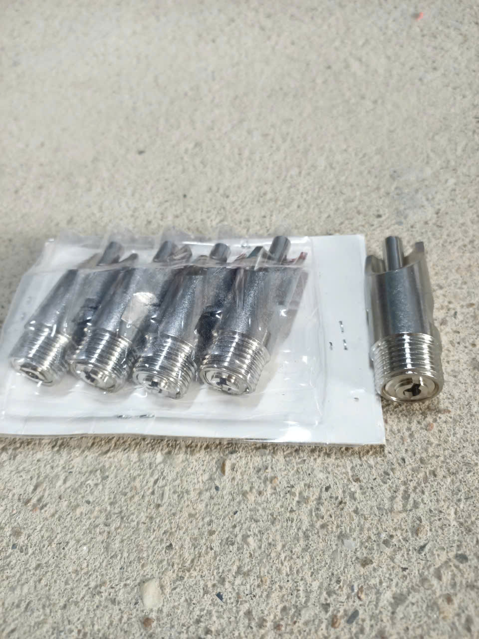 Núm uống nước tự động cho heo phi 21 inox 201 loại dày